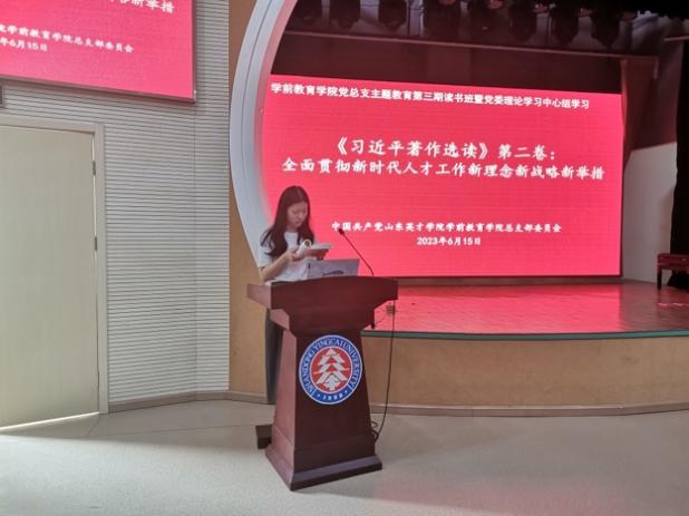 圖片包含 室內(nèi), 桌子, 前, 站描述已自動生成