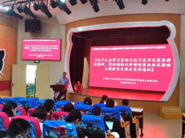 圖片包含 室內(nèi), 人, 桌子, 人們描述已自動生成