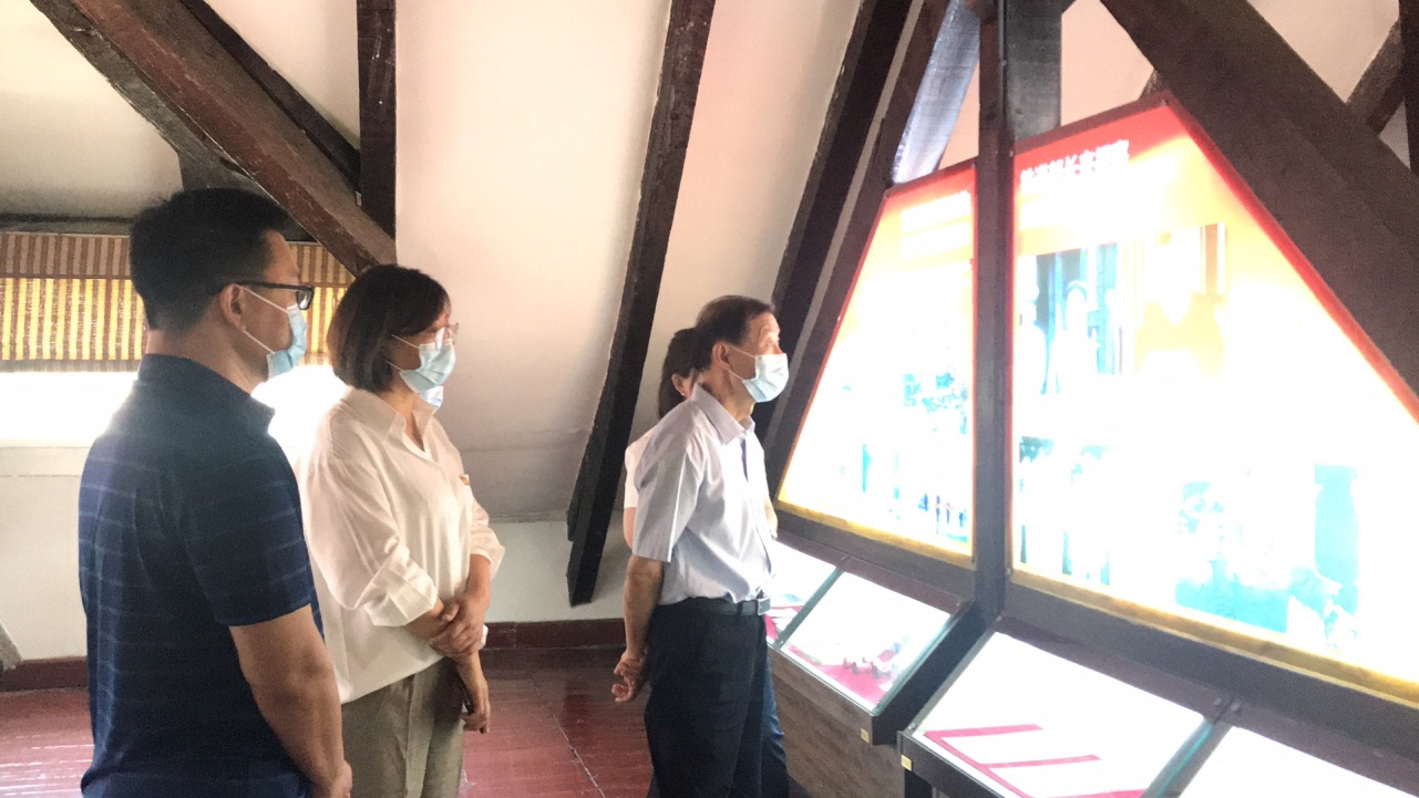 一群人在房間里站著人低可信度描述已自動(dòng)生成