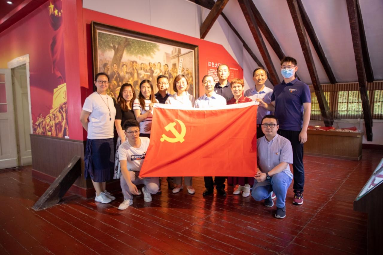 一群人在房間里跳舞中度可信度描述已自動(dòng)生成