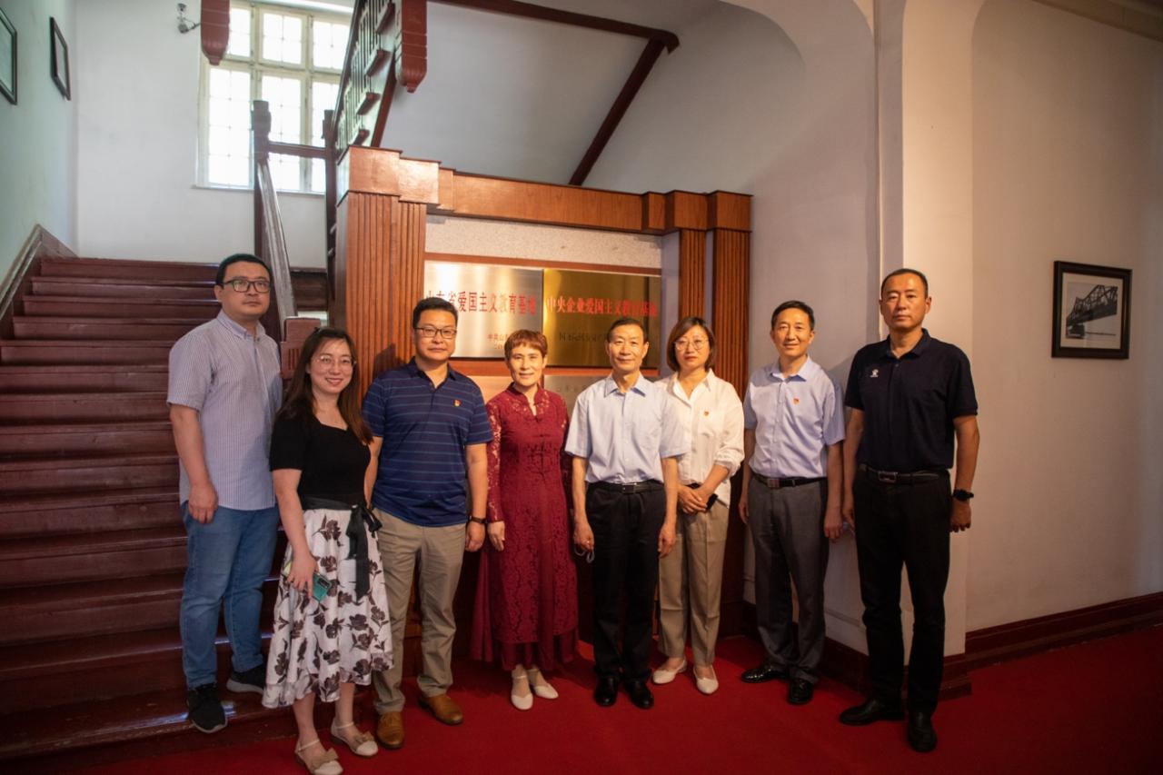 一群男人和女人站在房間里中度可信度描述已自動(dòng)生成