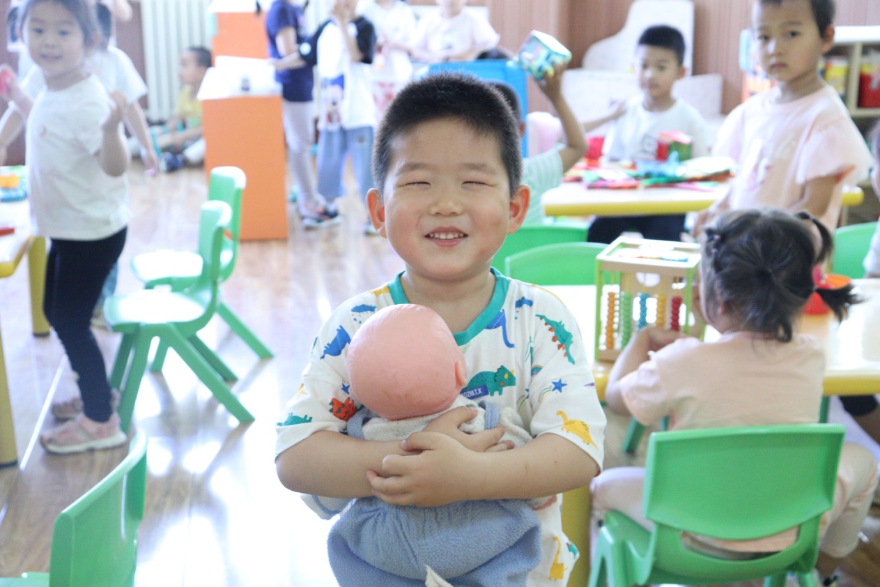 幾個(gè)小孩在桌子上中度可信度描述已自動(dòng)生成