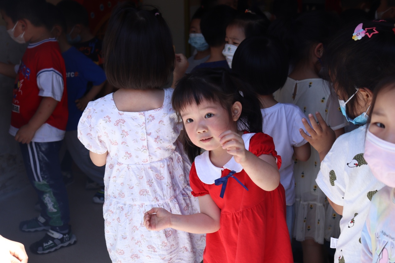 小孩們站在一起中度可信度描述已自動(dòng)生成